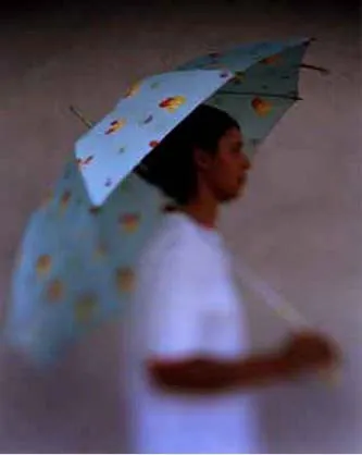 Mulher com Guarda Chuva