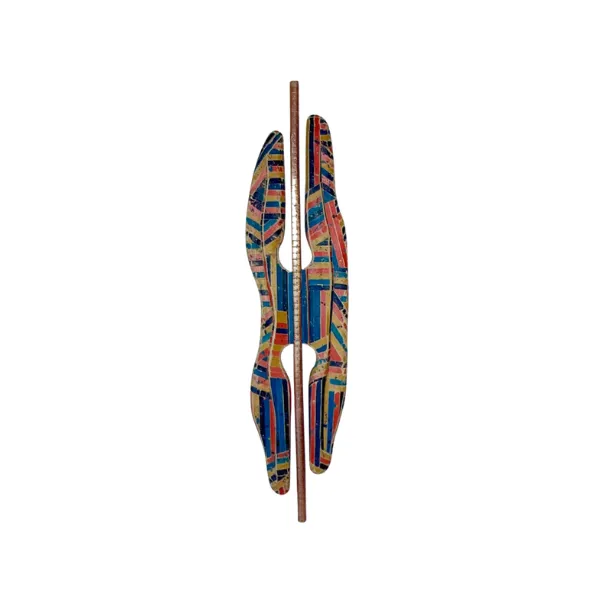 Paulo Laender - Escudo Africano - Relevo  (vertical): Carenagem de madeira laminada esculpida e revestida com réguas de madeira pintadas e chapa de cobre natural - 150 x 37 x 10 cm - 2018.