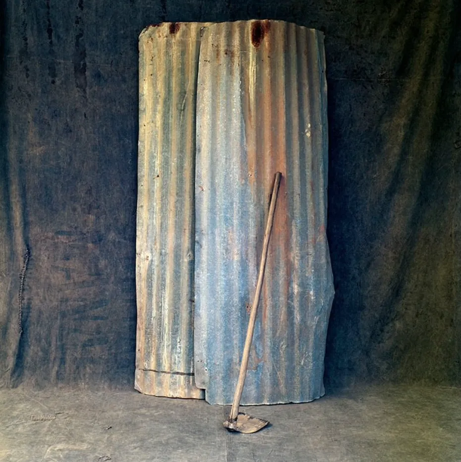 Mario Cravo Neto - Sem título - 1983 - Assinada no verso - Cartão de assinatura - Pigmento mineral sobre papel algodão - 90 x 90 cm - 01/10.