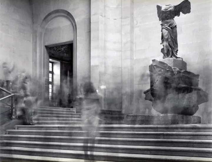 Lookinh at La Victoire de Samonthrace - Le Louvre
